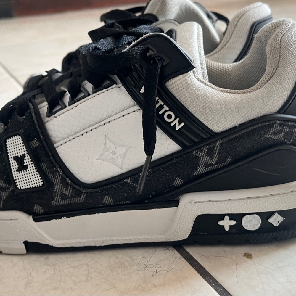 Louis Vuitton Monochrome Leather Sneakers - Picture 4 of 4